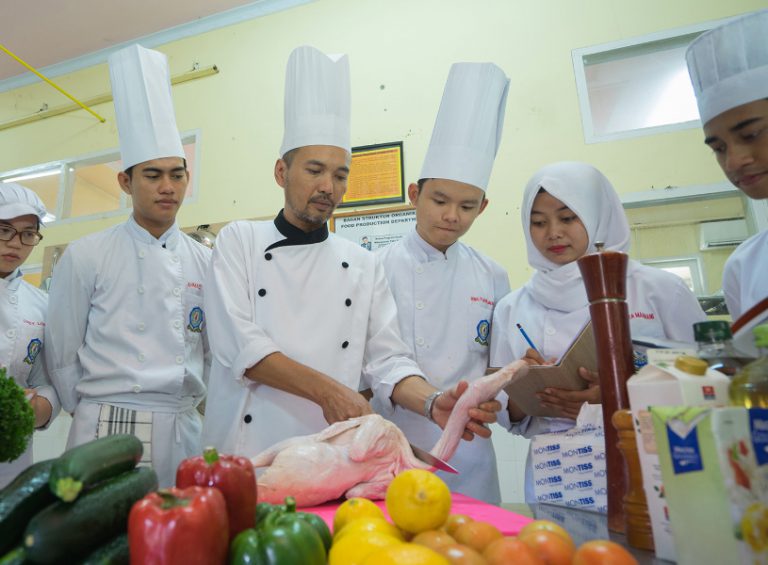 Mahasiswa-Melakukan-Praktek-Kerja-Lapangan-Di-Hotel-@home-Makassar